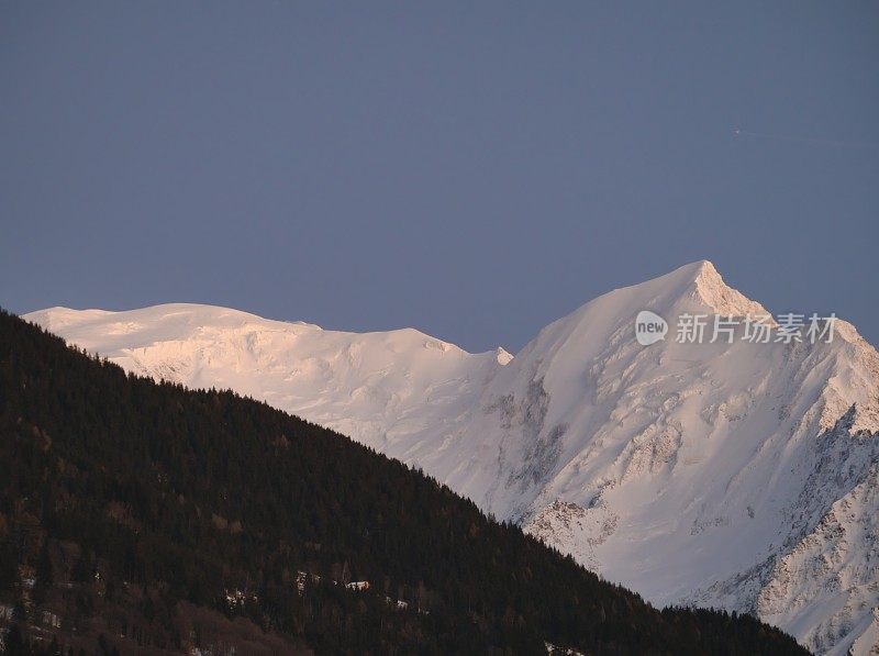 黎明时分，勃朗峰(4809米)和Aiguille de Bionnassay(4052米)